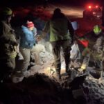 Carabineros rescata a ocho personas atrapadas por desprendimiento de sedimento en la Ruta 23-CH